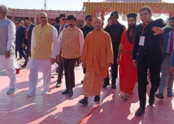 सीएम योगी पहुंचे प्रयागराज, पीएम मोदी के कार्यक्रम स्थल का किया निरीक्षण