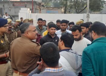 लेखपाल संघ के पदाधिकारी और एंटी करप्शन टीम व शिकायतकर्ता में हुई जमकर हाथापाई
