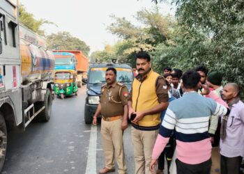 अलग-अलग सड़क दुघर्टनाओं में 20 वर्षीय युवक की मौत, आधा दर्जन घायल