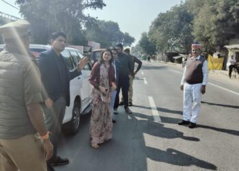 डीएम और एसपी बाईपास के क्षतिग्रस्त रेलवे ओवरब्रिज का कार्य देखने पहुंचे