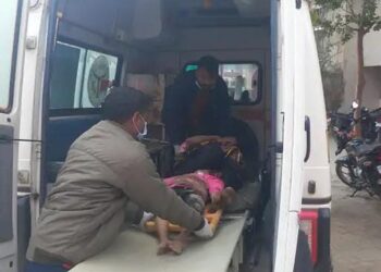 खड़े ट्रक से टकराई बाइक, हादसे में मासूम बच्ची की मौत