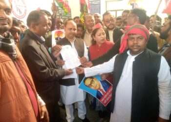 सपा व कांग्रेस कार्यकर्ताओं ने राष्ट्रपति संबोधित ज्ञापन तहसीलदार को सौपा
