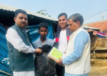 सोशल मीडिया पर जमकर सराहा गया आकाश का पैर से लिखने वाला वीडियो