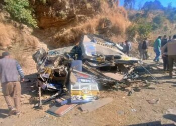 हिमाचल के आनी में खाई में गिरी बस, तीन की मौत, 15 घायल