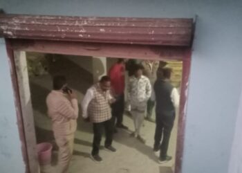 नकली सीमेंट फैक्ट्री का ताला तोड़कर प्रशासन ने की जांच पड़ताल