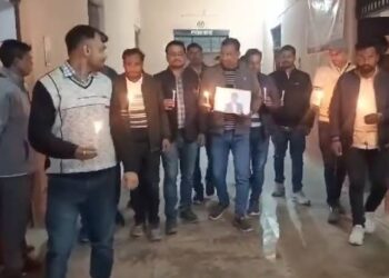 मनीष कश्यप की हत्या के विरोध में लेखपालों ने निकाला कैंडल मार्च