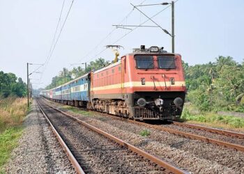 सीतापुर की युवती रेलवे ट्रैक पर बैठकर फोन पर कर रही थी बात, ट्रेन आई जान लेकर चली गई