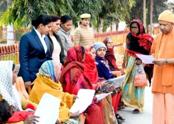 सीएम योगी ने गोरखनाथ मंदिर में आयोजित जनता दर्शन में लोगों से की मुलाकात