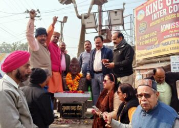 नेताजी की जयंती पर राष्ट्रीय जागरण मंच ने वितरित किया मिष्ठान