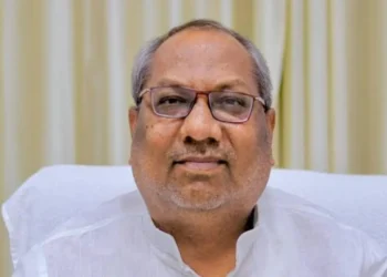 खाई में गिरी मंत्री संजय निषाद के काफिले की गाड़ी, पांच घायल
