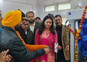 डीएम ने जर्मनी की आधुनिक नेत्र जांच मशीन का किया लोकार्पण