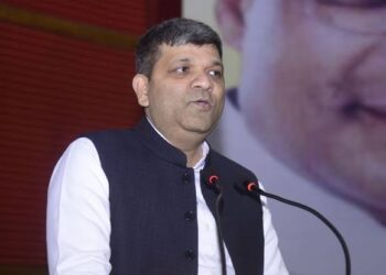 राजनीति का तूफान बना मंत्री का बयान, एसटीएफ को सीने पर गोली मारने की चुनौती