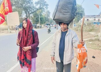 450 किलोमीटर की पद यात्रा कर बागेश्वर धाम दर्शन के लिए निकले दंपत्ति