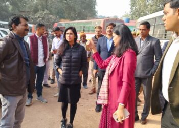 डीएम ने जनपद के बस अड्डे को पी0पी0पी0 मॉडल पर विकसित किए जाने हेतु किया निरीक्षण