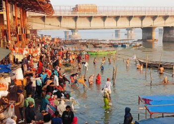 हजारों श्रद्धालुओं ने गंगा में लगाई आस्था की डुबकी, कई जिलों से पहुंचे लोग