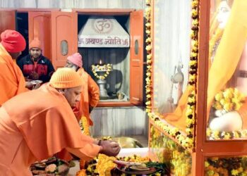 सीएम योगी ने अर्पित किया खिचड़ी का भोग, हजारों श्रद्धालुओं का उमड़ा सैलाब