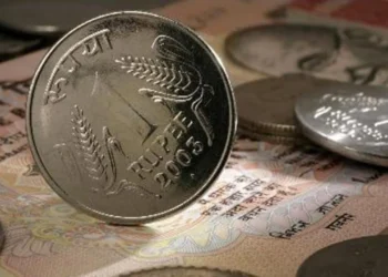 भारतीय रुपये की गिरती कीमतों से बढ़ेगा महंगाई का दबाव