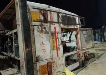 मिनी बस और ट्रक की टक्कर में महाकुम्भ जा रहे 40 श्रद्धालु घायल