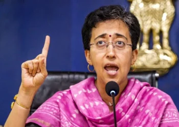 अधिकारियों से दस प्रतिशत कमीशन मांग रहे रेखा के मंत्री, आतिशी का बड़ा दावा