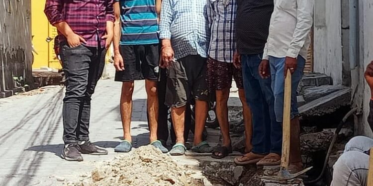 भरत्नगर में हाईटेंशन लाइन को अंडरग्राउंड करने का चल रहा काम, मौजूद मोहल्ले के संभ्रांत नागरिक