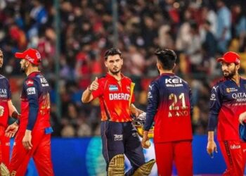 आरसीबी अंक तालिका में शीर्ष पर, विराट कोहली और हेजलवुड ने जमाया दबदबा