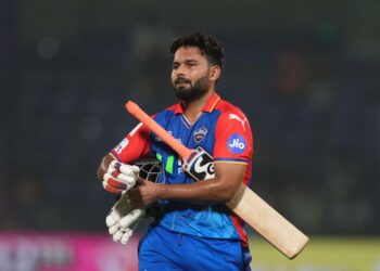 27 करोड़ के ऋषभ पंत से ना बने 27 रन और ना ही अबतक खेलीं 27 गेंद, सोशल मीडिया पर जमकर बन रहा मज़ाक