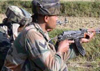 कश्मीर में सुरक्षा बलों के साथ मुठभेड़ में तीन आतंकवादी मारे गए