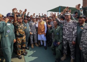पीएम मोदी ने वायुसेना के जवानों से की मुलाकात, कहा- भारत हमारे सशस्त्र बलों के प्रति सदैव कृतज्ञ