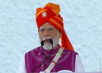 पीएम मोदी ने दिखाई वलसाड-दाहोद ट्रेन को हरी झंडी