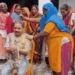 बीजेपी नेता को जमीन पर गिराकर कीचड़ से नहलाया, बेबस नेता सहता रहा महिलाओं की कारगुजारी
