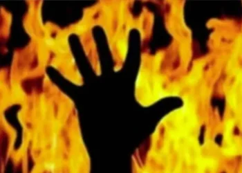 महिला ने किया आत्मदाह का प्रयास, महीनों से लगा रही पुलिस के आगे गुहार