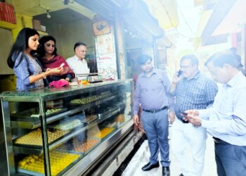 स्वच्छता को लेकर सतर्क खाद्य विभाग, लोधेश्वर महादेव मंदिर मार्ग पर चलाया गया निरीक्षण अभियान