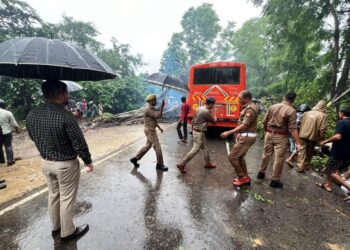 हैदरगढ़ रोड पर भीषण सड़क हादसा, शिक्षिका समेत पांच की मौत