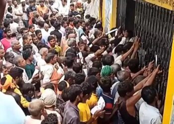 खाद की तलाश में किसान, व्यवस्था की परीक्षा में प्रशासन