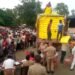 खाद की किल्लत पर भड़के किसान, ट्रक के पास धरना; आत्मदाह की कोशिश, PAC तैनात