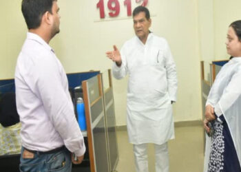 ऊर्जा मंत्री ए.के. शर्मा का बड़ा एक्शन: भ्रष्ट लाइनमैन मौके पर बर्खास्त
