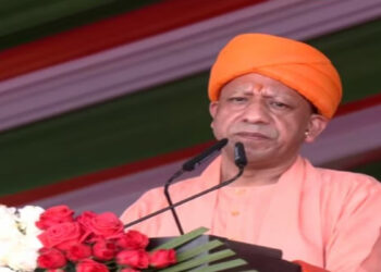 सीएम योगी ने विधानसभा में फहराया तिरंगा, वीर जवानों को किया नमन