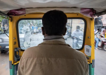 किराए के विवाद ने लिया हिंसक रूप, ऑटो चालक ने युवकों पर चढ़ाई गाड़ी