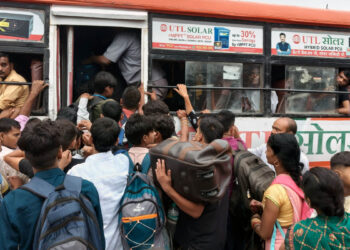 रक्षाबंधन पर मुफ्त बस सेवा बनी राहत के साथ मुसीबत, बस अड्डों पर मची अफरा-तफरी