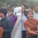 बोनट पर चढ़कर रुकवाई कार, गुस्साई पत्नी ने बीच सड़क पति को थप्पड़ों से पीटा