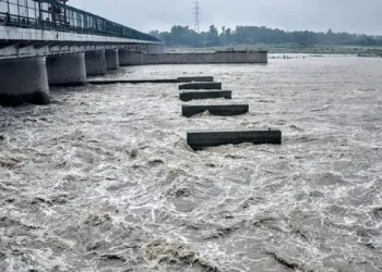 दिल्ली में यमुना का जलस्तर फिर खतरे के पार, पुराने रेलवे ब्रिज पर 205.68 मीटर पहुंचा पानी