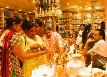 दिवाली के शुभ अवसर पर बाजार में लौटी सोने-चांदी की चमक