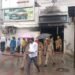 लखनऊ में बीके मोटर्स सर्विस सेंटर में भीषण आग, शीशा तोड़कर अंदर घुसे दमकल कर्मी