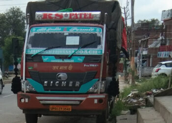 अटरिया हाईवे पर खड़ी डीसीएम को बनाया निशाना, बदमाशों ने नगदी और मोबाइल लूटा
