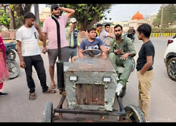 कबाड़ से बनाया मिनी ट्रैक्टर, 70 की स्पीड पर दौड़ता है लकी का कमाल