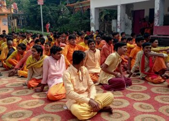 टीकरमाफी आश्रम में 150 छात्रों को गद्दे–कंबल और ऊनी बेडशीट वितरित