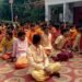 टीकरमाफी आश्रम में 150 छात्रों को गद्दे–कंबल और ऊनी बेडशीट वितरित