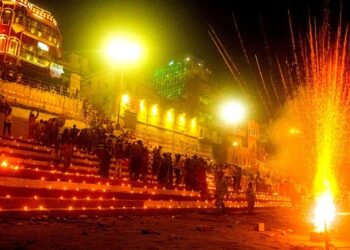 काशी में सीएम योगी ने किया देव दीपावली का शुभारंभ