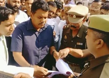 डीएम पहुंचे सिधौली सीएचसी, फ़ार्मासिस्ट को नोटिस, कमियां दूर करने को 15 दिन का अल्टीमेटम