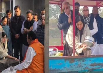 नम आंखों से बांसुरी स्वराज ने गंगा में किया पिता की अस्थियों का विसर्जन